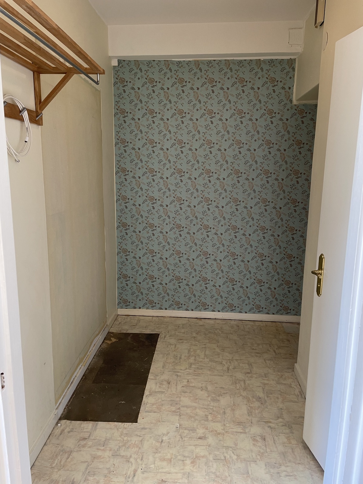 Utrymmet före renovering och platsbyggd förvaring