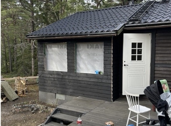 Pågående utbyggnad och flytt av entrédörr på Norrö